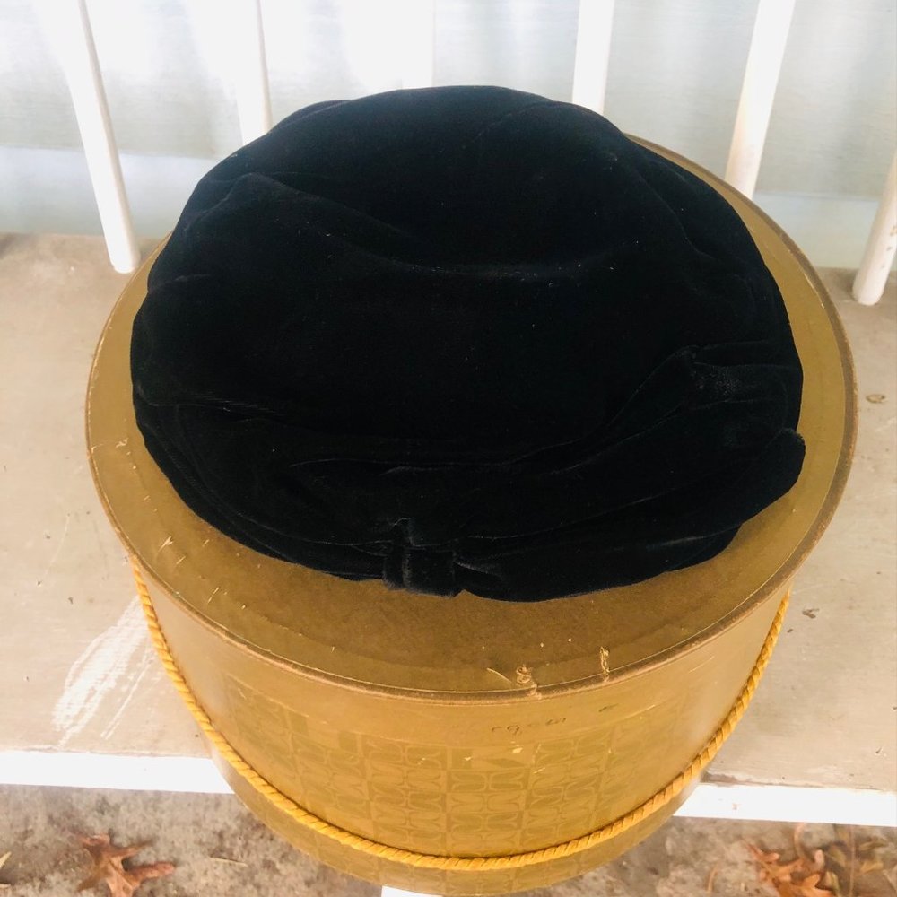VINTAGE Women's Black Velvet Hat in Vintage Hochild-Kohn Hat Box